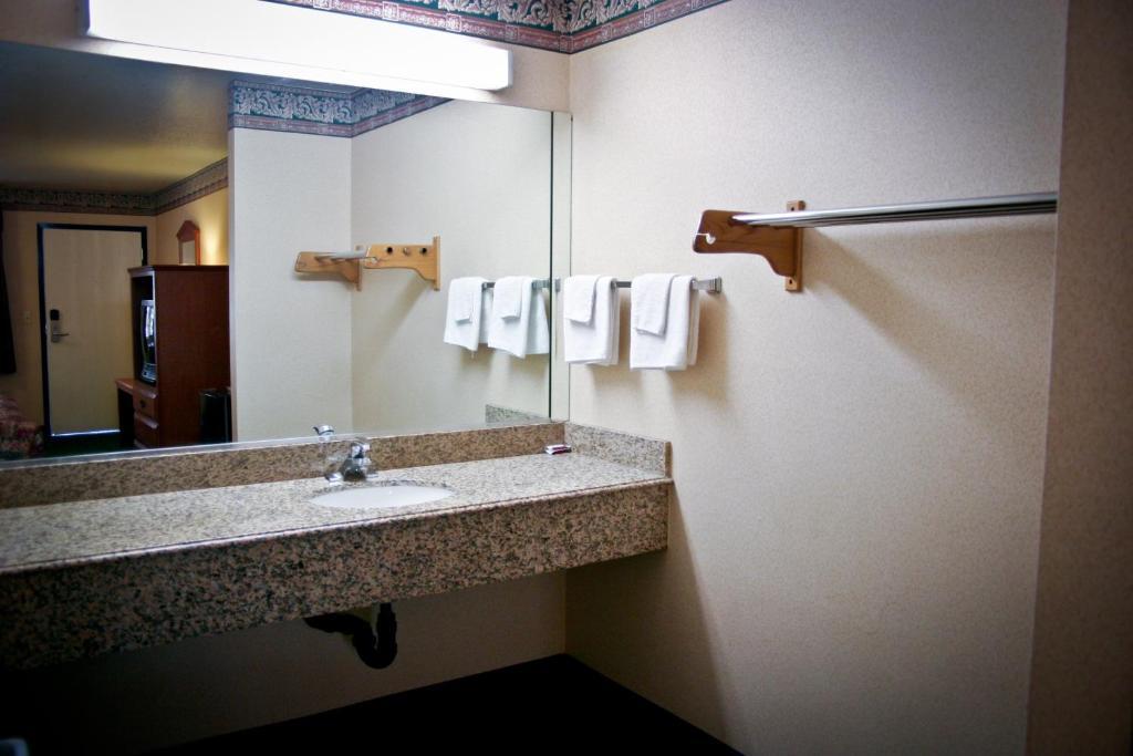 La Mirage Inn Lax Airport West Athens Номер фото